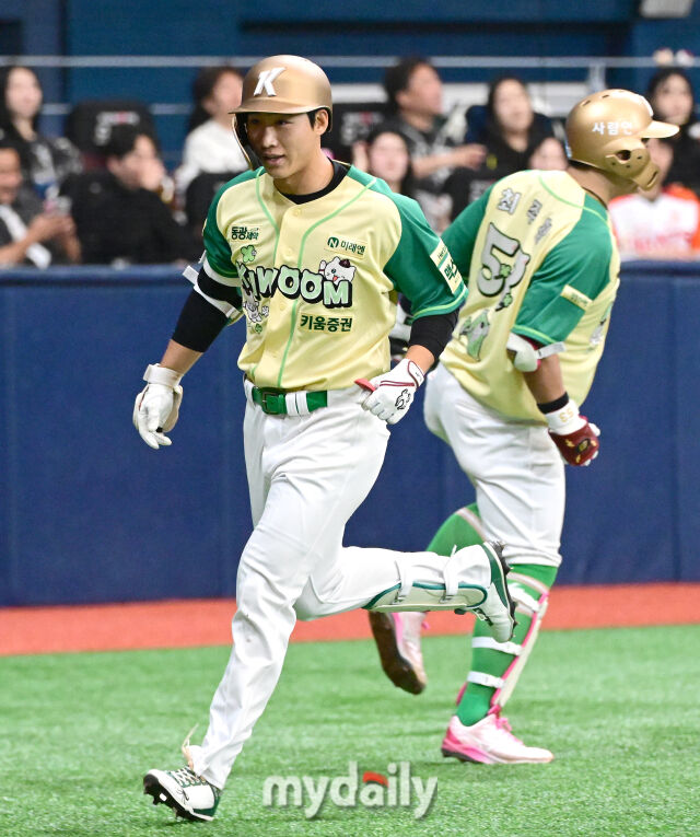 2026년 4월 12일 오후 서울 고척스카이돔에서 열린 '2026 신한 SOL KBO리그' 롯데 자이언츠와 키움 히어로즈의 경기. 키움 이주형이 1회말 선두타자 홈런을 친 뒤 기뻐하고 있다./마이데일리