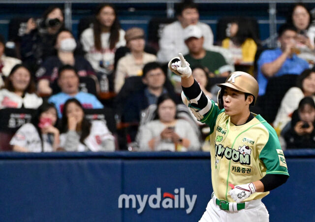 2026년 4월 12일 오후 서울 고척스카이돔에서 열린 '2026 신한 SOL KBO리그' 롯데 자이언츠와 키움 히어로즈의 경기 .키움 이주형이 1회말 선두타자 홈런을 친 뒤 기뻐하고 있다./마이데일리