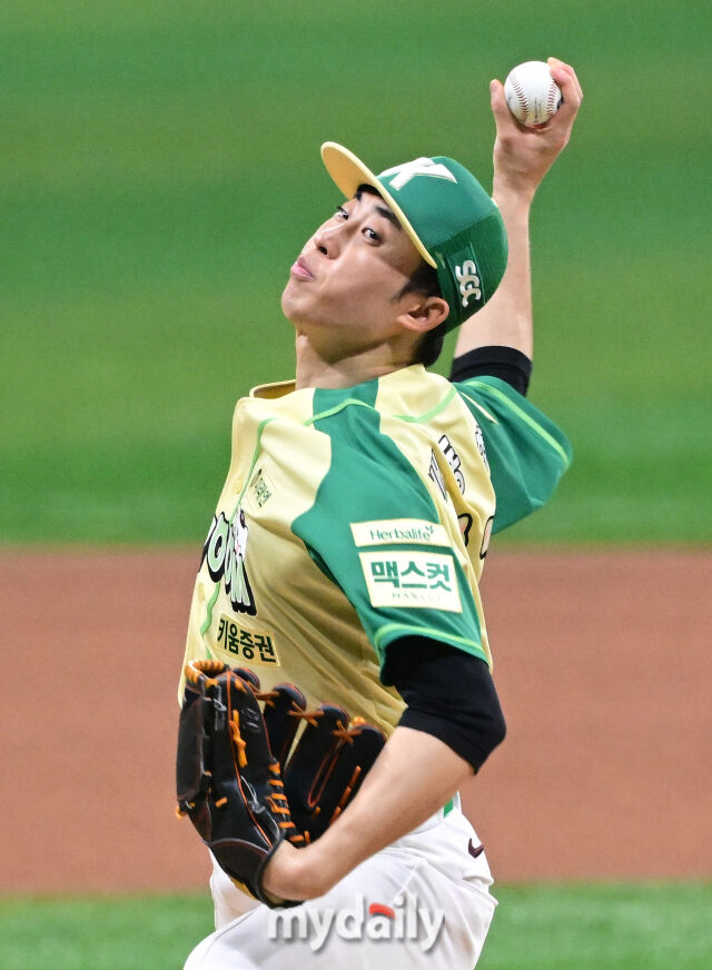 2026년 4월 12일 오후 서울 고척스카이돔에서 열린 '2026 신한 SOL KBO리그' 롯데 자이언츠와 키움 히어로즈의 경기. 키움 배동현이 2회초 구원등판해 역투하고 있다./고척=유진형 기자 zolong@mydaily.co.kr