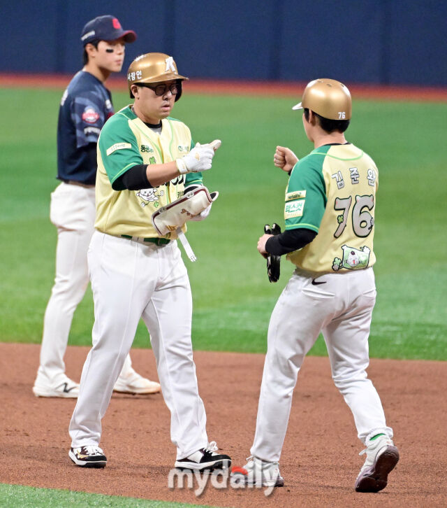 2026년 4월 12일 오후 서울 고척스카이돔에서 열린 '2026 신한 SOL KBO리그' 롯데 자이언츠와 키움 히어로즈의 경기. 키움 안치홍이 3회말 2사 1루서 1타점 2루타를 친 뒤 기뻐하고 있다./마이데일리