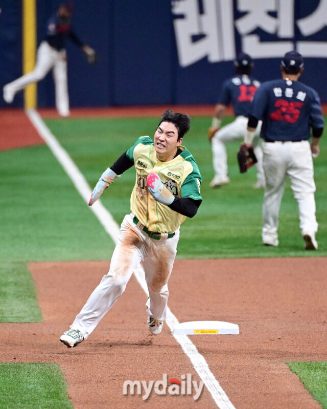 2026년 4월 12일 오후 서울 고척스카이돔에서 열린 '2026 신한 SOL KBO리그' 롯데 자이언츠와 키움 히어로즈의 경기. 키움 1루 주자 이주형이 3회말 2사 1루서 안치홍의 1타점 2루타 때 홈으로 뛰고 있다./마이데일리