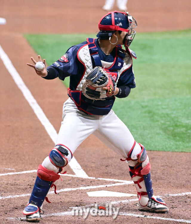 2026년 4월 12일 오후 서울 고척스카이돔에서 열린 '2026 신한 SOL KBO리그' 롯데 자이언츠와 키움 히어로즈의 경기. 롯데 포수 손성빈이 3회말 1사 1루서 1루 주자를 견제하고 있다./마이데일리