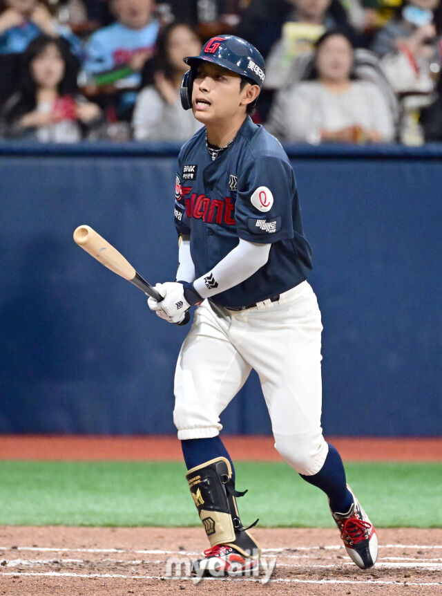 2026년 4월 12일 오후 서울 고척스카이돔에서 열린 '2026 신한 SOL KBO리그' 롯데 자이언츠와 키움 히어로즈의 경기<br><br>롯데 황성빈이 3회초 선두타자로 나와 삼진을 당한 뒤 아쉬워하고 있다./마이데일리