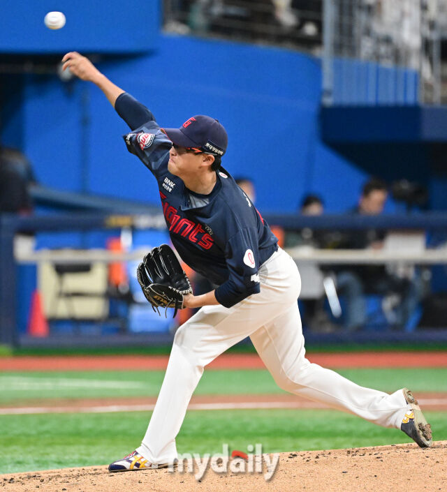 2026년 4월 12일 오후 서울 고척스카이돔에서 열린 '2026 신한 SOL KBO리그' 롯데 자이언츠와 키움 히어로즈의 경기. 롯데 선발투수 박세웅이 역투하고 있다./유진형 기자