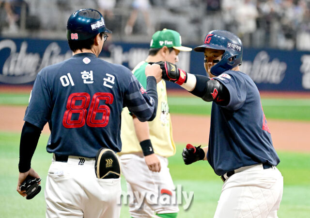 2026년 4월 12일 오후 서울 고척스카이돔에서 열린 '2026 신한 SOL KBO리그' 롯데 자이언츠와 키움 히어로즈의 경기. 롯데 한동희가 1회초 2사 1루서 안타를 친 뒤 기뻐하고 있다./마이데일리