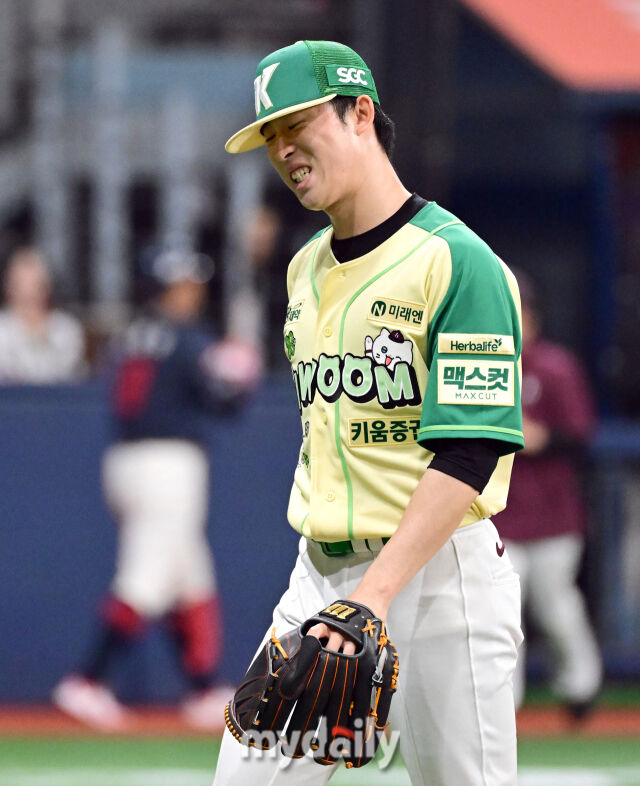 2026년 4월 12일 오후 서울 고척스카이돔에서 열린 '2026 신한 SOL KBO리그' 롯데 자이언츠와 키움 히어로즈의 경기. 키움 배동현이 6회초 1사 1루서 롯데 한동희를 2루수 앞 병살타로 막은 뒤 기뻐하고 있다./고척=유진형 기자 zolong@mydaily.co.kr