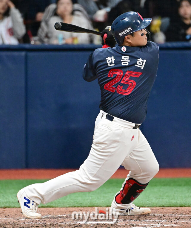 2026년 4월 12일 오후 서울 고척스카이돔에서 열린 '2026 신한 SOL KBO리그' 롯데 자이언츠와 키움 히어로즈의 경기. 롯데 한동희가 6회초 1사 1루서 2루수 앞 병살타를 치고 있다./마이데일리