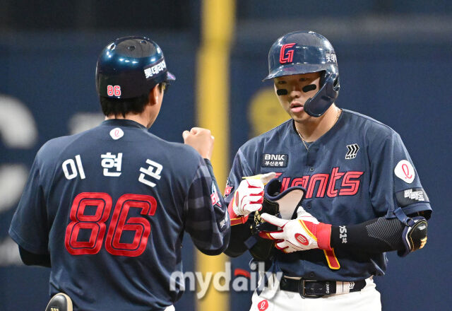 2026년 4월 12일 오후 서울 고척스카이돔에서 열린 '2026 신한 SOL KBO리그' 롯데 자이언츠와 키움 히어로즈의 경기. 롯데 손성빈이 5회초 2사 후 2루타를 친 뒤 기뻐하고 있다./유진형 기자