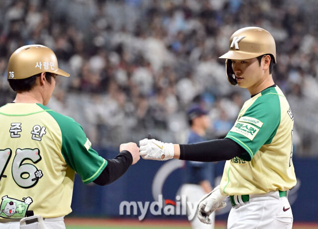 2026년 4월 12일 오후 서울 고척스카이돔에서 열린 '2026 신한 SOL KBO리그' 롯데 자이언츠와 키움 히어로즈의 경기. 키움 박주홍 6회말 1사 후 안타를 친 뒤 기뻐하고 있다./마이데일리