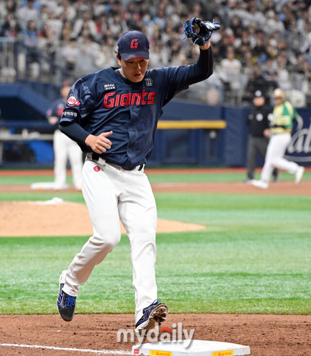 2026년 4월 12일 오후 서울 고척스카이돔에서 열린 '2026 신한 SOL KBO리그' 롯데 자이언츠와 키움 히어로즈의 경기. 롯데 김원중이 7회말 1사 2루서 키움 이주형의 1루수 앞 땅볼 때 베이스 커버를 들어가고 있다./고척=유진형 기자 zolong@mydaily.co.kr