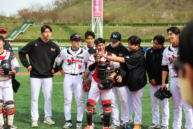 진현우의 첫 승을 축하하는 울산 선수단./울산 웨일즈