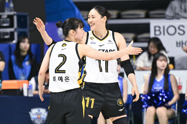 허예은(왼쪽)과 강이슬./WKBL