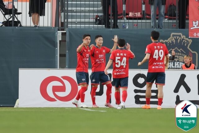 박철우의 득점 후 김천상무 선수들이 기뻐하고 있다./한국프로축구연맹