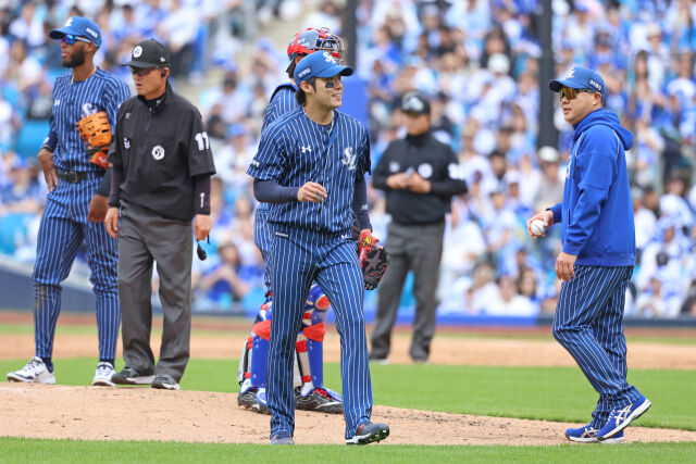 이례적으로 박진만 감독이 마운드에 올라왔다. 원태인을 향한 예우였다./삼성 라이온즈