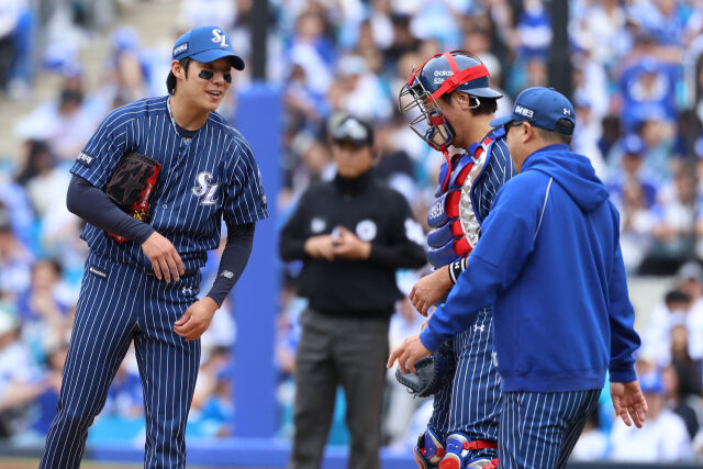 이례적으로 박진만 감독이 마운드에 올라왔다. 원태인을 향한 예우였다./삼성 라이온즈