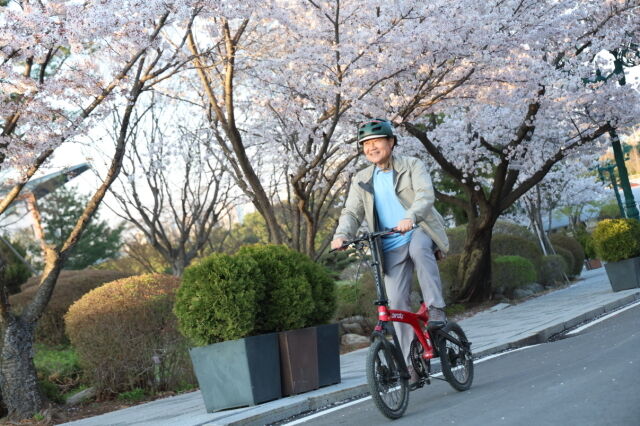 우희종 마사회 회장이 자전거를타고 출퇴근하고 있다. /한국마사회