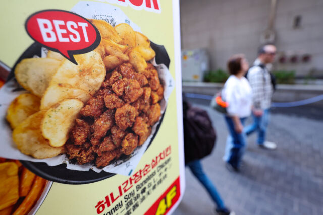 서울 중구 명동 치킨 전문점에 메뉴 광고물이 게시돼 있다. /뉴시스