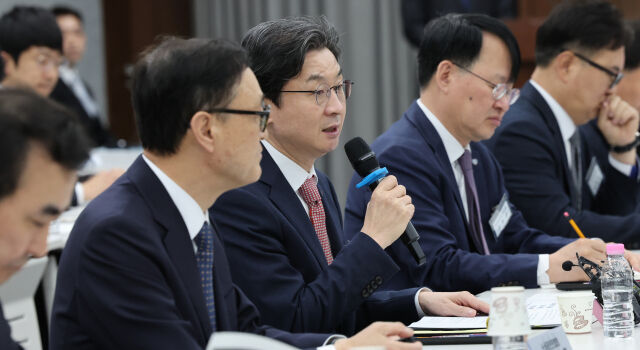 이억원 금융위원장(사진 가운데)/뉴시스