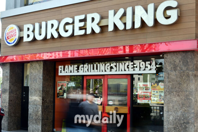 13일 서울 시내 한 버거킹 매장 앞을 시민들이 지나고 있다.
