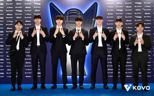 시상식에 참가한 우리카드 선수들. 오른쪽 두 번째에 선 이유빈./KOVO