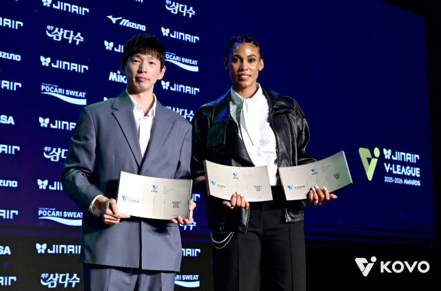 정규리그 MVP 수상한 대한항공 한선수와 GS칼텍스 실바./KOVO