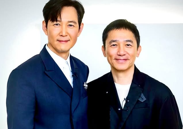 이정재는 13일 자신의 SNS 계정에 "with great artist Tony Leung(위대한 배우 토니 륭과 함께)"라는 글과 함께 사진 한 장을 게재해 전 세계 팬들의 폭발적인 반응을 불러일으켰다./이정재 소셜미디어