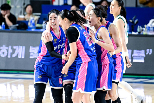 환호하는 삼성생명 선수단./WKBL