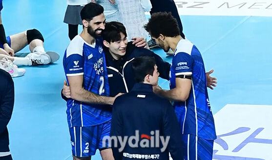 삼성화재 김우진이 마지막 경기를 마친 뒤 아히와 도산지와 포옹을 하고 있다.