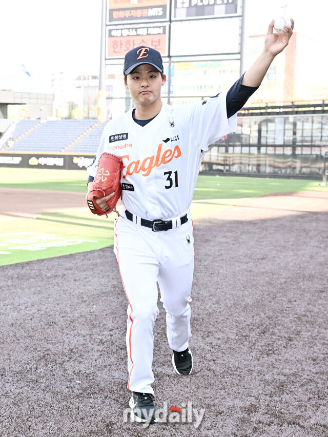 한화 이교훈이 14일 오후 대전 한화생명볼파크에서 진행된 '2026 프로야구 KBO리그' 한화이글스와 삼성 라이온즈의 경기전 훈련에서 포토타임을 갖고 있다./대전 = 송일섭 기자