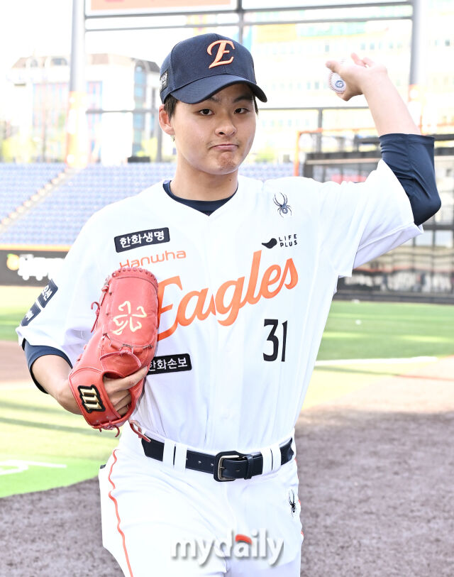 한화 이교훈이 14일 오후 대전 한화생명볼파크에서 진행된 '2026 프로야구 KBO리그' 한화이글스와 삼성 라이온즈의 경기전 훈련에서 포토타임을 갖고 있다./대전 = 송일섭 기자