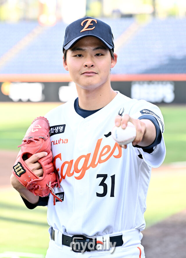 한화 이교훈이 14일 오후 대전 한화생명볼파크에서 진행된 '2026 프로야구 KBO리그' 한화이글스와 삼성 라이온즈의 경기전 훈련에서 포토타임을 갖고 있다./대전 = 송일섭 기자