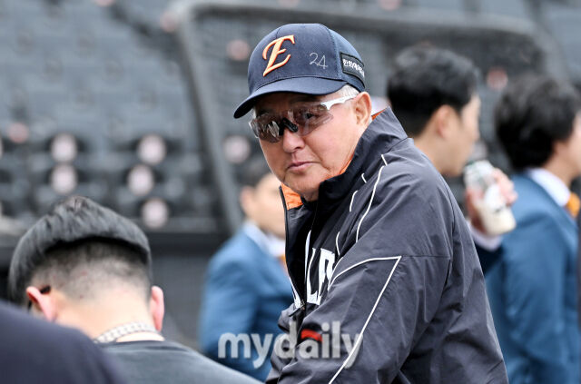 한화 김경문 감독이 14일 오후 대전 한화생명볼파크에서 진행된 '2026 프로야구 KBO리그' 한화이글스와 삼성 라이온즈의 경기전 훈련에서 인터뷰를 갖고 있다./마이데일리