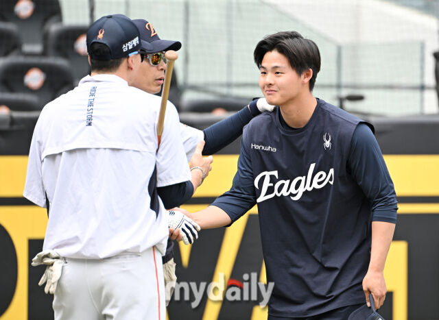 한화 이교훈이 14일 오후 대전 한화생명볼파크에서 진행된 '2026 프로야구 KBO리그' 한화이글스와 삼성 라이온즈의 경기전 훈련에서 코치들에게 인사를 하고 있다./대전 = 송일섭 기자