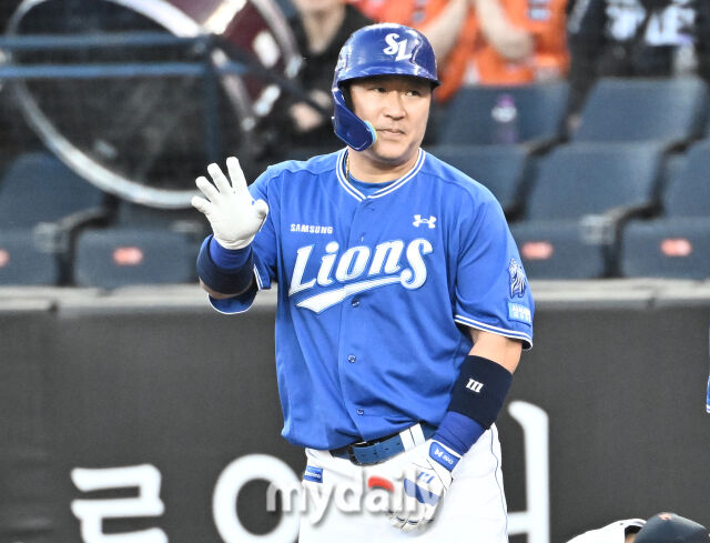 14일 오후 대전 한화생명볼파크에서 진행된 '2026 프로야구 KBO리그' 한화이글스와 삼성 라이온즈의 경기. 삼성 최형우가 1회초 2사에서 공에 맞은 뒤 괜찮다는 제스처를 하고 있다./대전 = 송일섭 기자