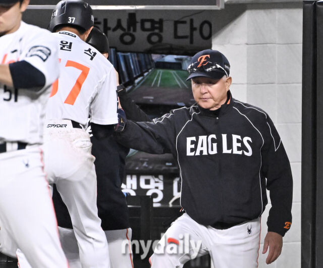 14일 오후 대전 한화생명볼파크에서 진행된 '2026 프로야구 KBO리그' 한화이글스와 삼성 라이온즈의 경기. 한화 김경문 감독이 3회말 2사 1루서 페라자의 적시타때 홈을 밟은 이원석과 환호하고 있다./마이데일리