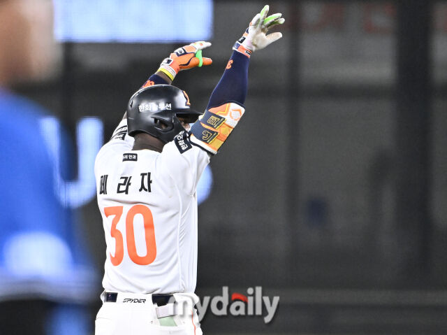 14일 오후 대전 한화생명볼파크에서 진행된 '2026 프로야구 KBO리그' 한화이글스와 삼성 라이온즈의 경기. 한화 페라자가 3회말 2사 1루서 1타점 적시타를 터뜨린 뒤 환호하고 있다./마이데일리