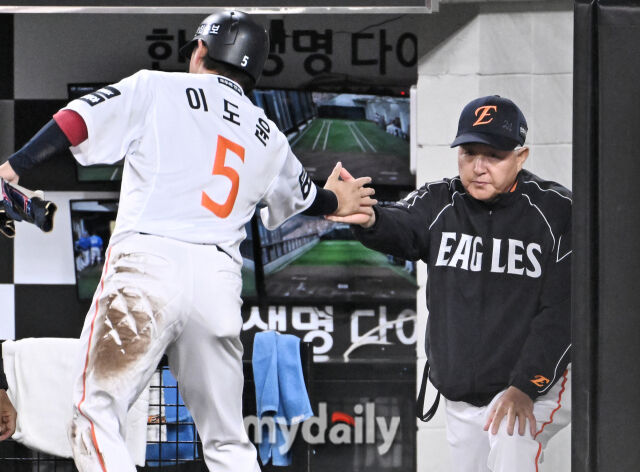 14일 오후 대전 한화생명볼파크에서 진행된 '2026 프로야구 KBO리그' 한화이글스와 삼성 라이온즈의 경기. 한화 김경문 감독이 4회말 1사 1,3루서 심우주의 번트 안타때 홈을 밟은 이도윤과 환호하고 있다./마이데일리
