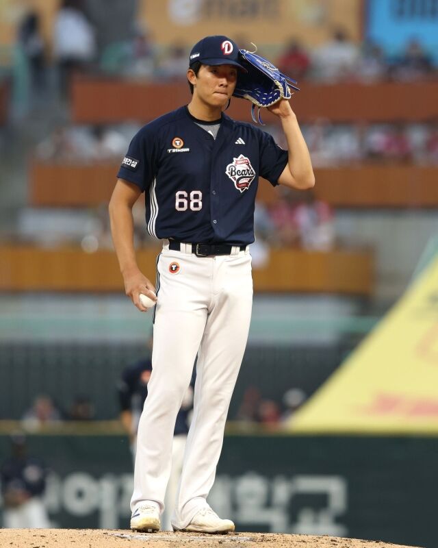 피치컴 소리를 듣는 최민석./두산 베어스