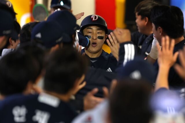 홈런을 친 뒤 동료들과 하이파이브하는 손아섭./두산 베어스