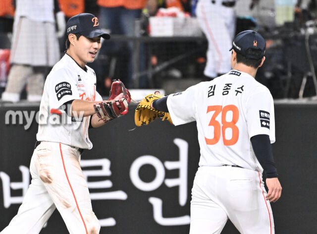 14일 오후 대전 한화생명볼파크에서 진행된 '2026 프로야구 KBO리그' 한화이글스와 삼성 라이온즈의 경기. 한화 심우준이 6회초 2사 만루서 박승규의 타구를 아웃시킨 뒤 환호하고 있다./마이데일리