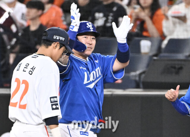 14일 오후 대전 한화생명볼파크에서 진행된 '2026 프로야구 KBO리그' 한화이글스와 삼성 라이온즈의 경기. 삼성 최형우가 7회초 무사 1루서 안타를 친 뒤 환호하고 있다./대전 = 송일섭 기자