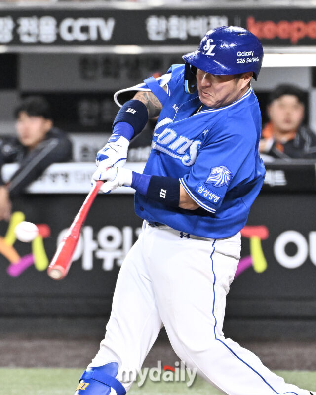 14일 오후 대전 한화생명볼파크에서 진행된 '2026 프로야구 KBO리그' 한화이글스와 삼성 라이온즈의 경기. 삼성 최형우가 7회초 무사 1루서 안타를 치고 있다./대전 = 송일섭 기자