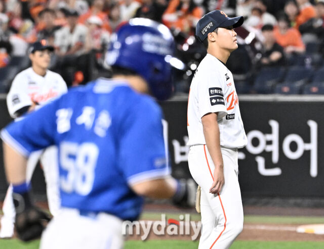 14일 오후 대전 한화생명볼파크에서 진행된 '2026 프로야구 KBO리그' 한화이글스와 삼성 라이온즈의 경기. 한화 정우주가 7회초 무사만루서 류지혁에게 밀어내기 볼넷을 허용한 뒤 아쉬워 하고 있다./마이데일리