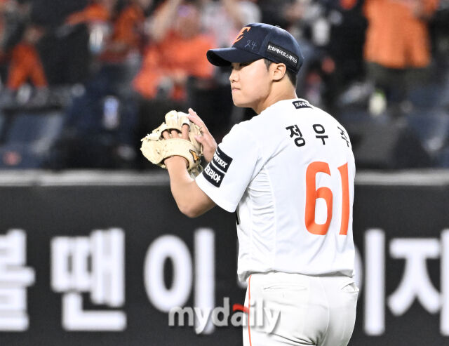 14일 오후 대전 한화생명볼파크에서 진행된 '2026 프로야구 KBO리그' 한화이글스와 삼성 라이온즈의 경기. 한화 정우주가 7회초 무사 만루서 전병우를 병살타로 처리한 뒤 박수를 치고 있다./마이데일리