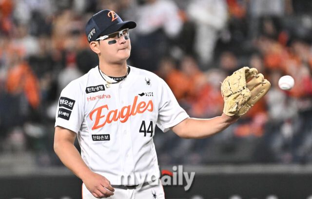 14일 오후 대전 한화생명볼파크에서 진행된 '2026 프로야구 KBO리그' 한화이글스와 삼성 라이온즈의 경기. 한화 김서현이 9회초 2사 만루서 이혜승에게 밀어내기 볼넷을 허용한 뒤 아쉬워 하고 있다./대전 = 송일섭 기자