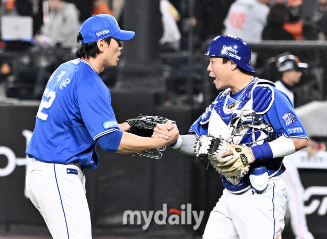 14일 오후 대전 한화생명볼파크에서 진행된 '2026 프로야구 KBO리그' 한화이글스와 삼성 라이온즈의 경기. 삼성 김재윤과 박세혁이 6-5로 승리한 뒤 환호하고 있다./마이데일리