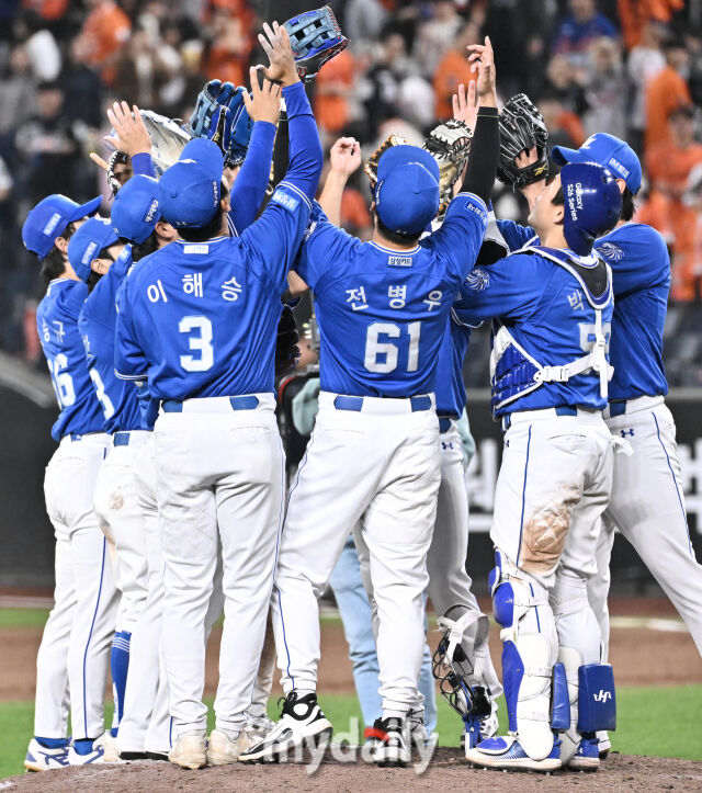 14일 오후 대전 한화생명볼파크에서 진행된 '2026 프로야구 KBO리그' 한화이글스와 삼성 라이온즈의 경기. 삼성 선수들이 6-5로 승리한 뒤 환호하고 있다./대전 = 송일섭 기자