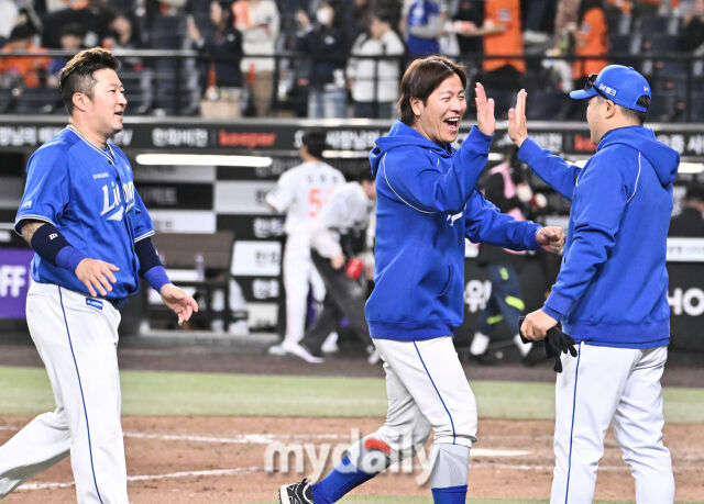 14일 오후 대전 한화생명볼파크에서 진행된 '2026 프로야구 KBO리그' 한화이글스와 삼성 라이온즈의 경기. 삼성 강민호와 최형우가 6-5로 승리한 뒤 환호하고 있다./송일섭 기자