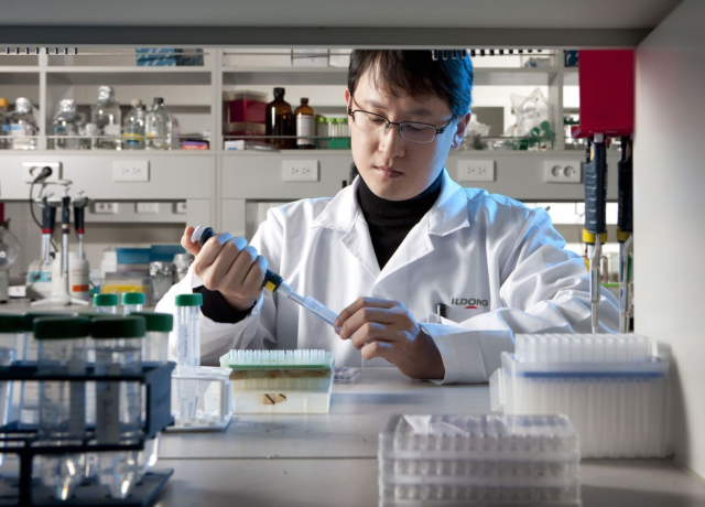 일동제약 연구원이 중앙연구소에서 신약 후보물질 분석 연구를 진행하고 있다. /일동제약