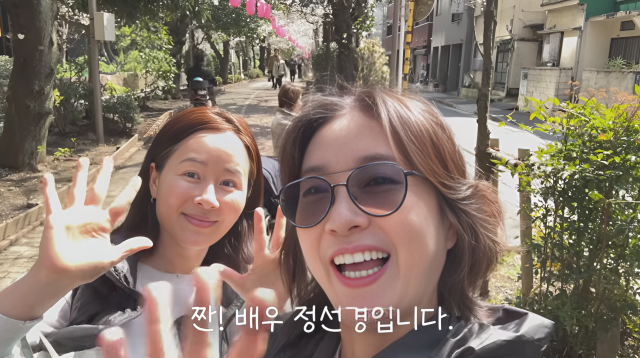 지난 14일, 배우 오연수의 유튜브 채널 '오연수 Yun Soo Oh'에는 "남편 출장 따라 온 도쿄"라는 제목의 영상이 올라왔다. 영상 속에서 오연수는 남편 손지창의 출장길에 동행해 도쿄를 방문했다가, 현지에 거주 중인 절친 정선경과 깜짝 만남을 가졌다./유튜브 채널 '오연수 Yun Soo Oh'